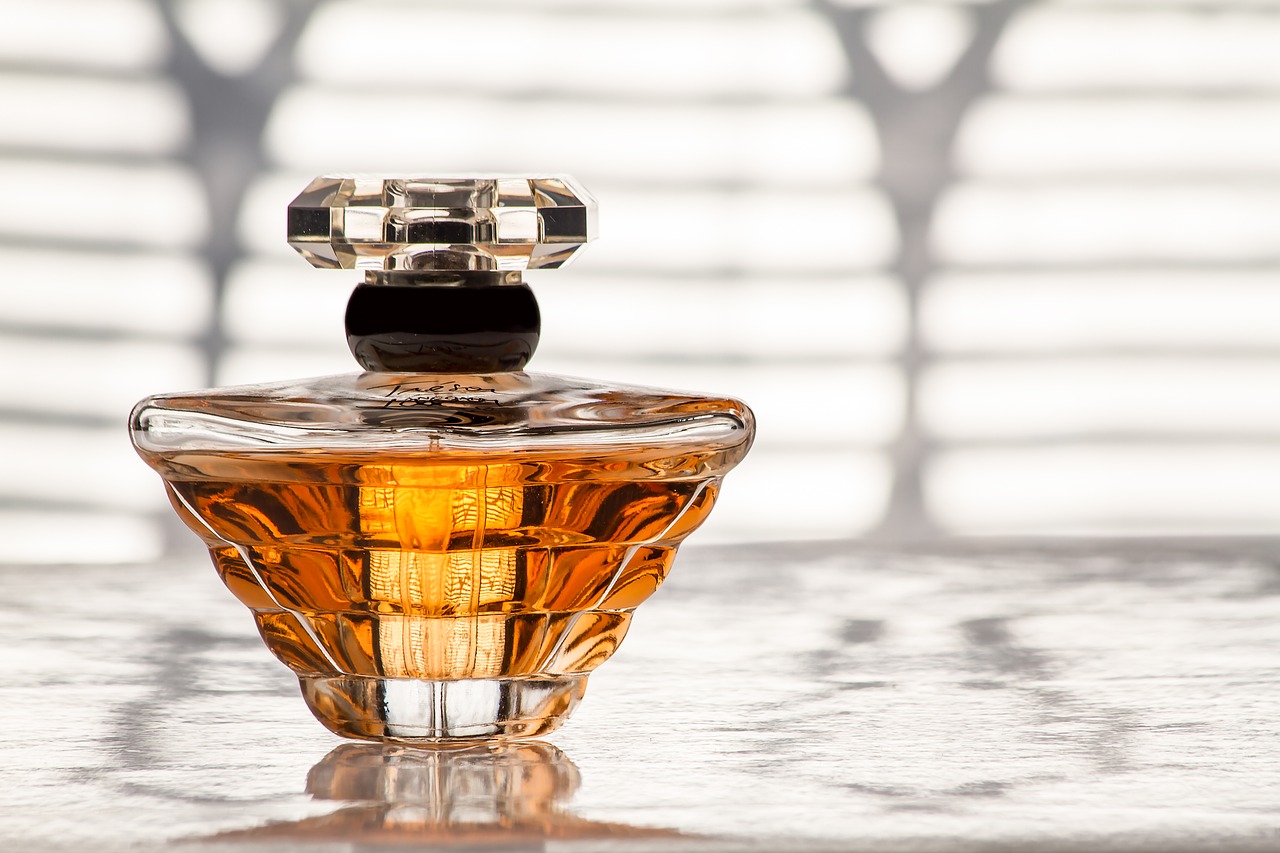 Jaki perfum na prezent? Dowiedz się o pochodzeniu nazwy woda kolońska – woda kolońska czy toaletowa?